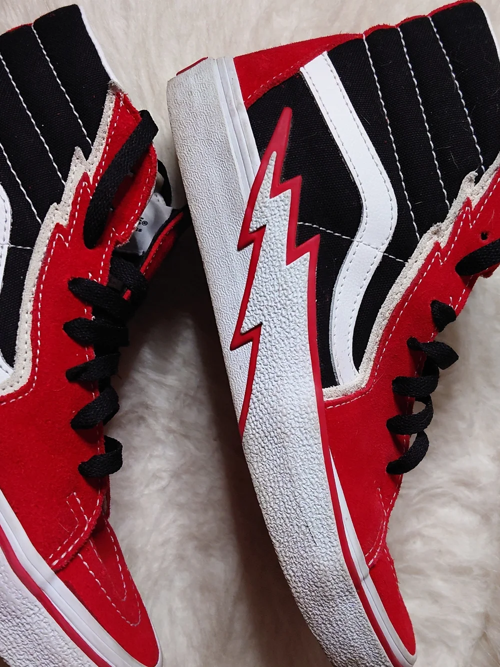 Vans Black and Red Skate Shoe M7. 5 W9 Limited Edition Lightning Bolts